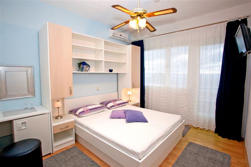 Rooms for rent Makarska - Apartments Anamari / 01